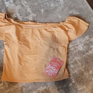 Kortni Jeane ruffled around top